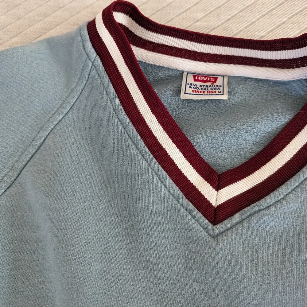 Vintage 1990s Levis Varsity Style Logo Sweatshirt Light Blue & Burgundy oversize - Picture 4 of 12